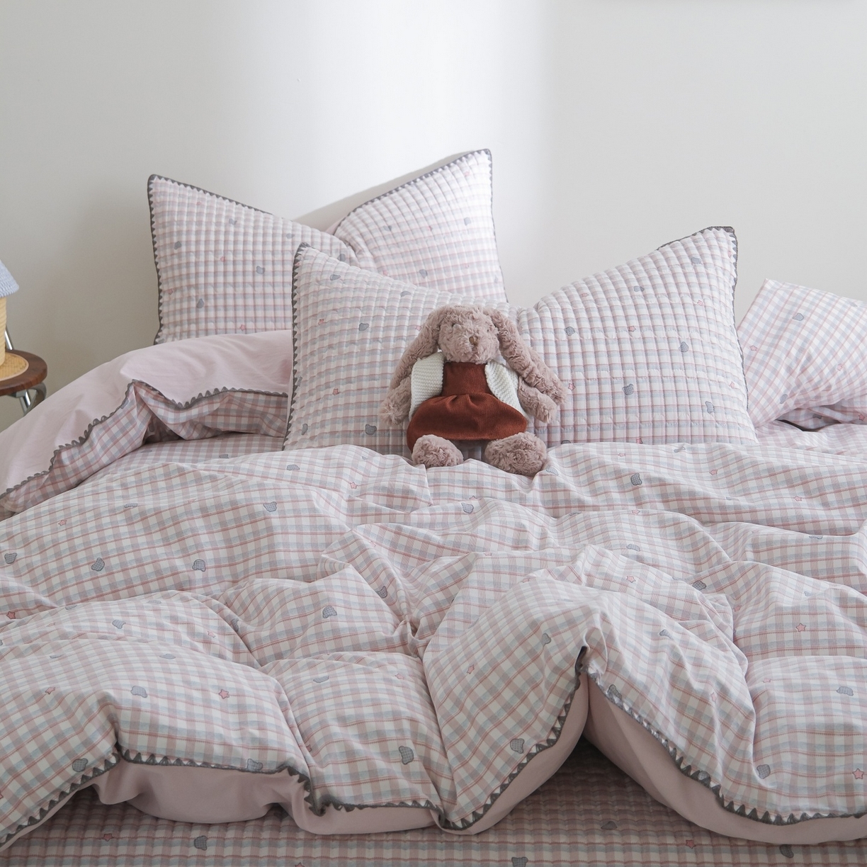 91家纺网 家纺一手货源 找家纺 庭笙 2026新款卡通贝壳针两面可用夹棉床盖床盖四件套 安格熊-粉