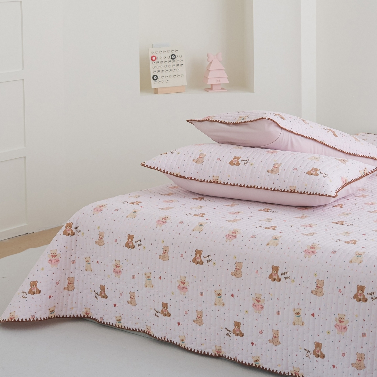 91家纺网 家纺一手货源 找家纺 庭笙 2026新款卡通贝壳针两面可用夹棉床盖床盖四件套 乐乐熊-粉