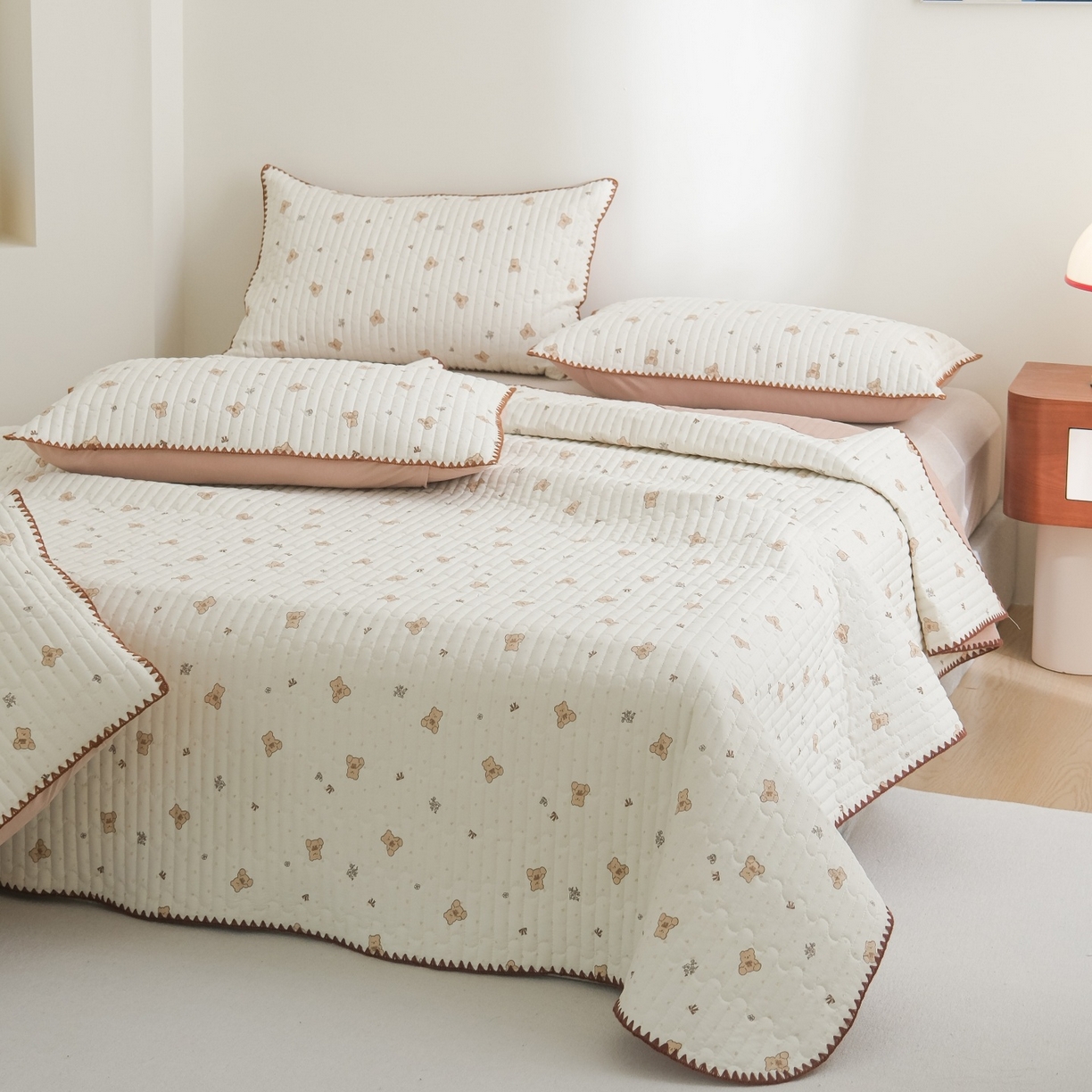 91家纺网 家纺一手货源 找家纺 庭笙 2026新款卡通贝壳针两面可用夹棉床盖床盖四件套 娃娃熊-米