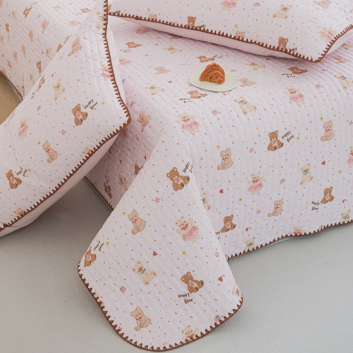 91家纺网 家纺一手货源 找家纺 庭笙 2026新款卡通贝壳针两面可用夹棉床盖床盖四件套 乐乐熊-粉