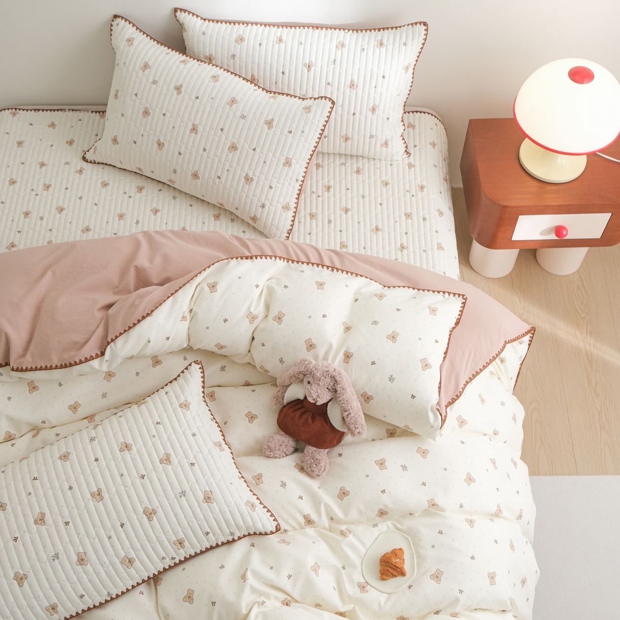 91家纺网 家纺一手货源 找家纺 庭笙 2026新款卡通贝壳针两面可用夹棉床盖床盖四件套 娃娃熊-米