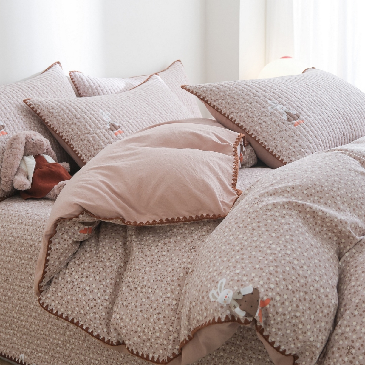 91家纺网 家纺一手货源 找家纺 庭笙 2026新款卡通贝壳针两面可用夹棉床盖床盖四件套 菲菲兔-咖