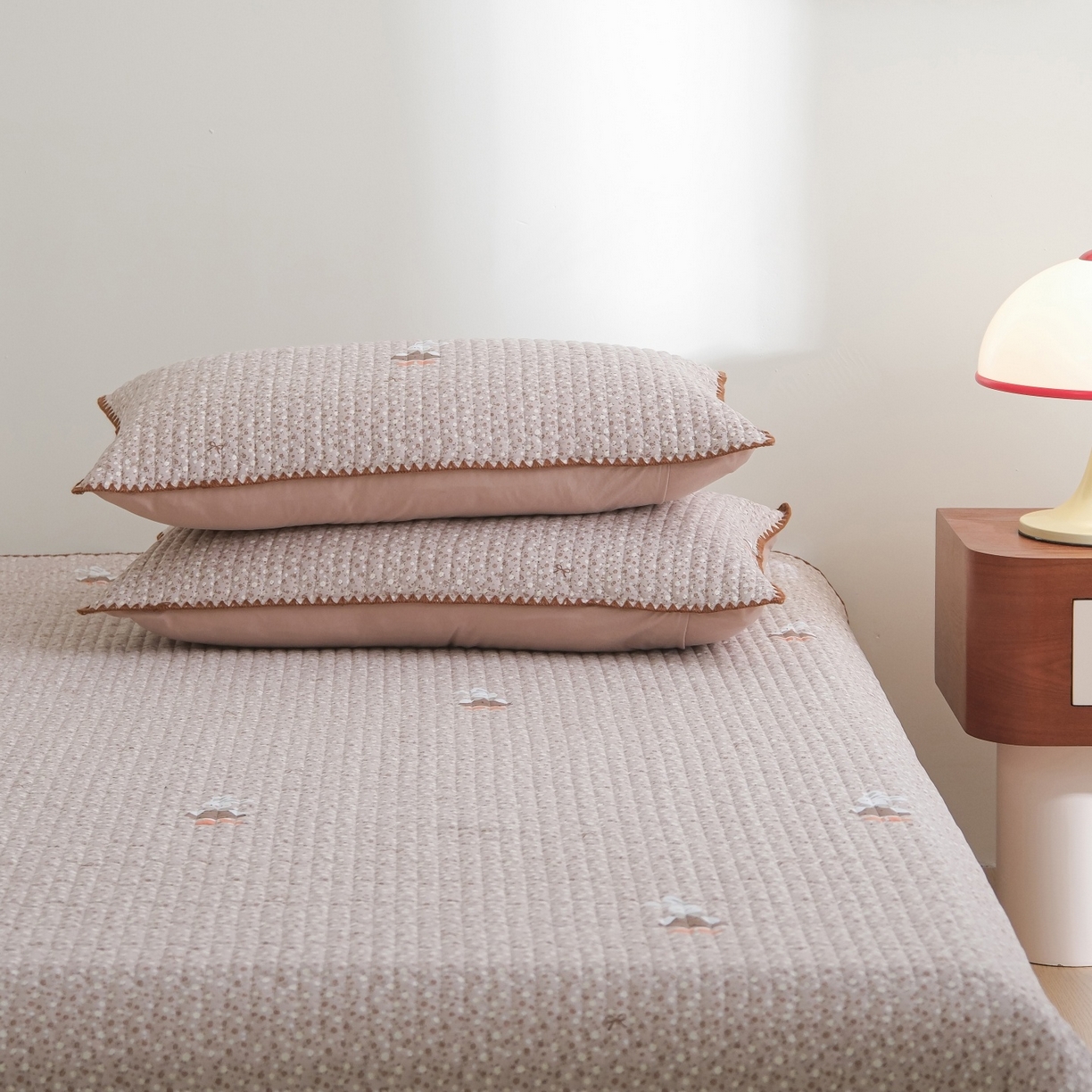 91家纺网 家纺一手货源 找家纺 庭笙 2026新款卡通贝壳针两面可用夹棉床盖床盖四件套 菲菲兔-咖