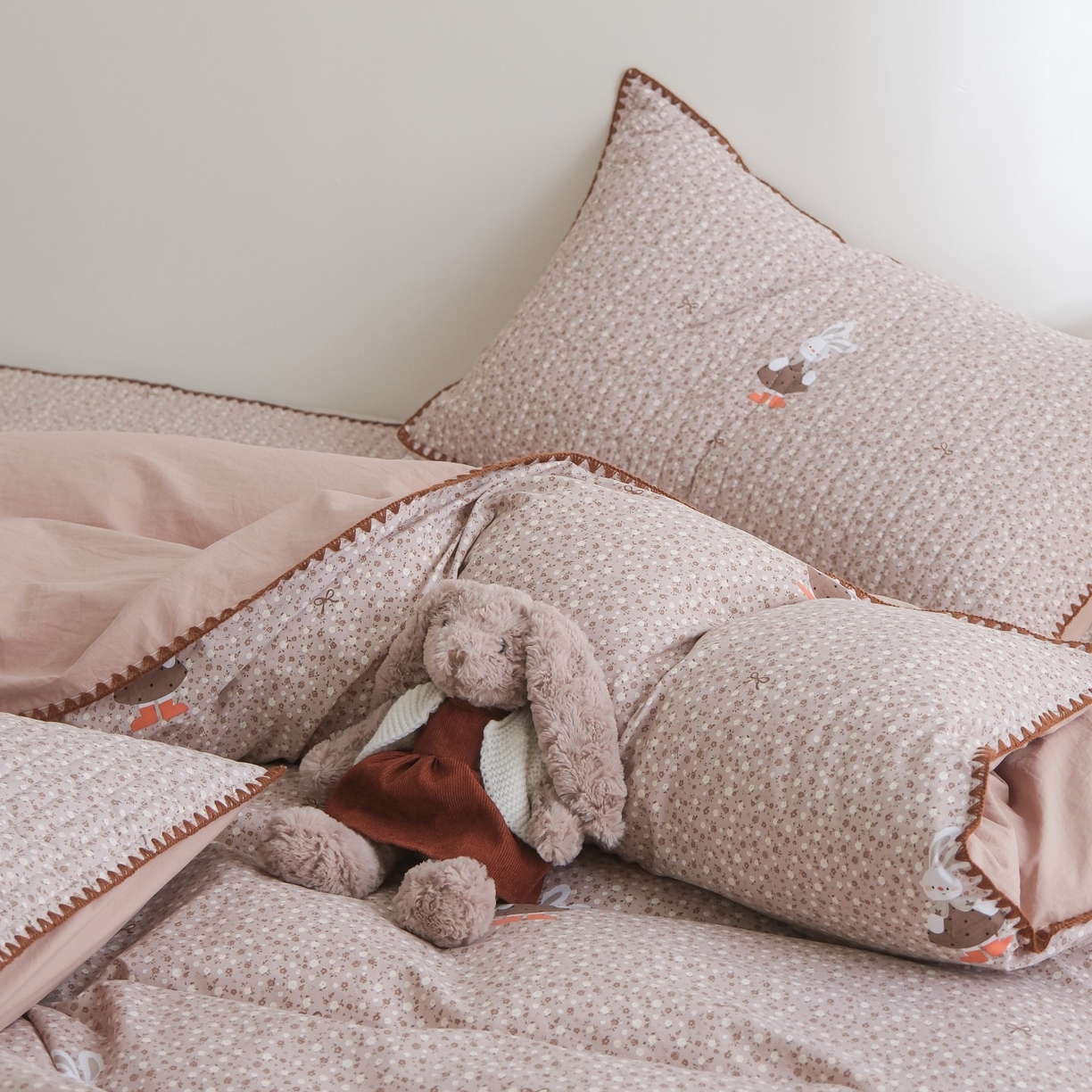 91家纺网 家纺一手货源 找家纺 庭笙 2026新款卡通贝壳针两面可用夹棉床盖床盖四件套 菲菲兔-咖