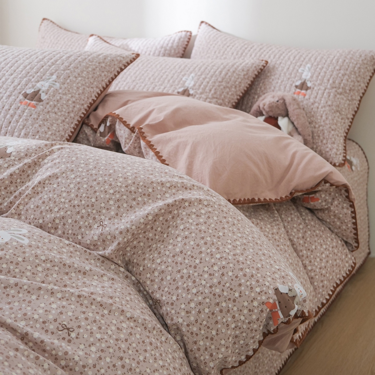 91家纺网 家纺一手货源 找家纺 庭笙 2026新款卡通贝壳针两面可用夹棉床盖床盖四件套 菲菲兔-咖