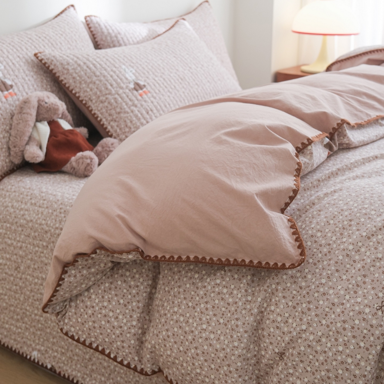 91家纺网 家纺一手货源 找家纺 庭笙 2026新款卡通贝壳针两面可用夹棉床盖床盖四件套 菲菲兔-咖