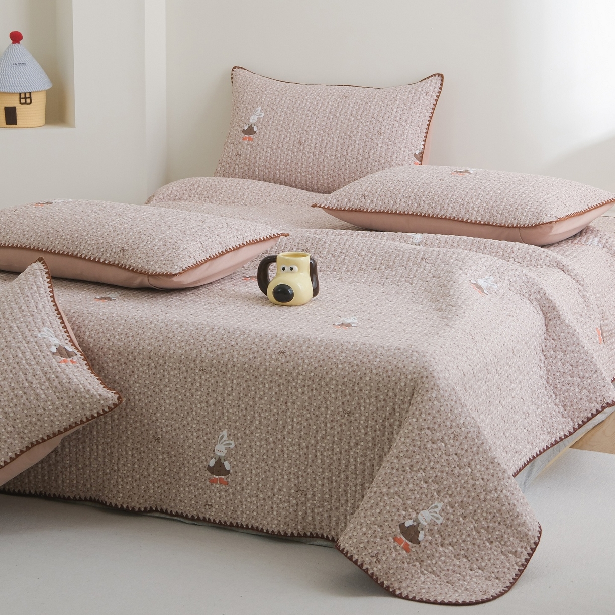 91家纺网 家纺一手货源 找家纺 庭笙 2026新款卡通贝壳针两面可用夹棉床盖床盖四件套 菲菲兔-咖