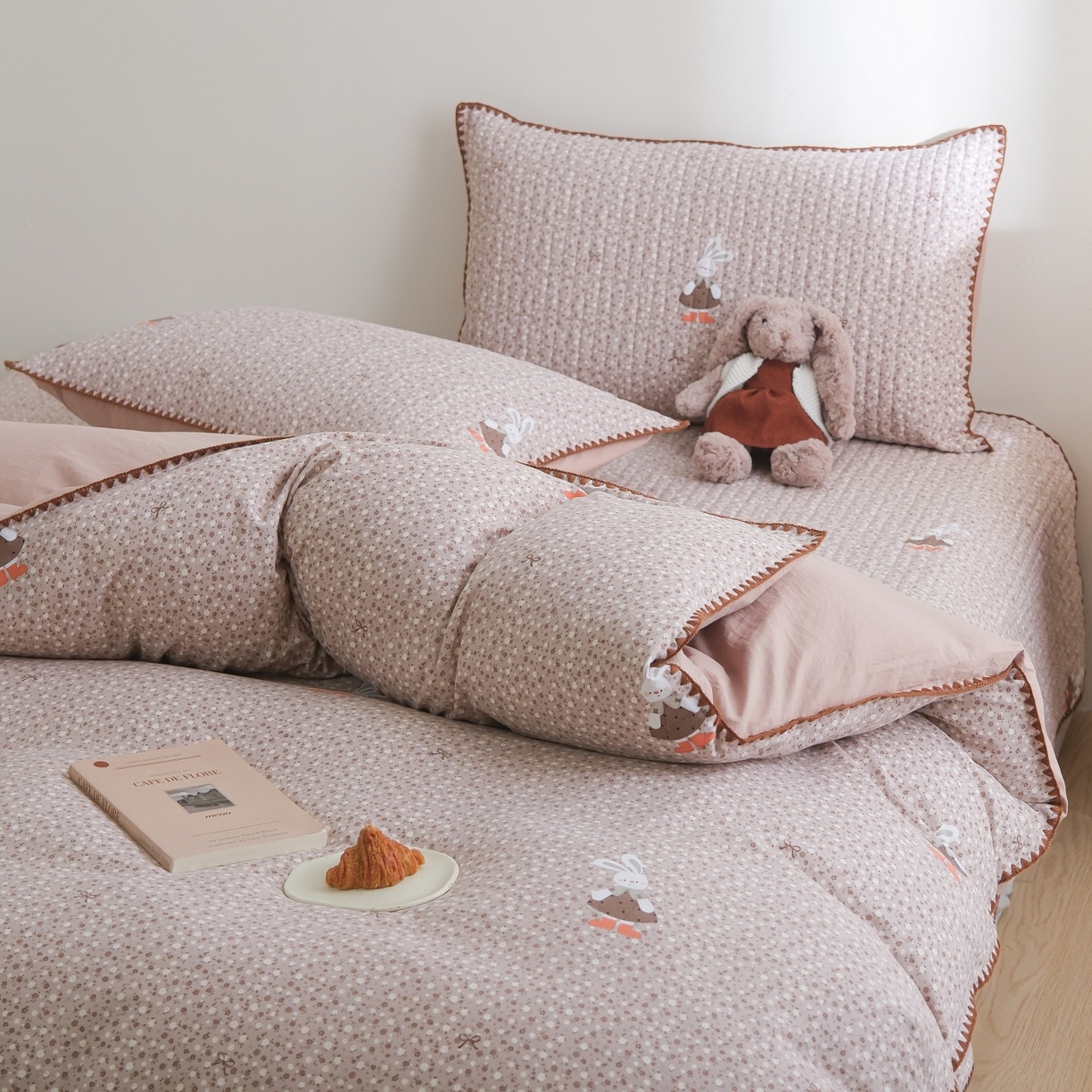 91家纺网 家纺一手货源 找家纺 庭笙 2026新款卡通贝壳针两面可用夹棉床盖床盖四件套 菲菲兔-咖