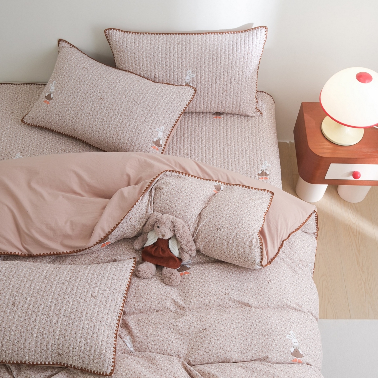 91家纺网 家纺一手货源 找家纺 庭笙 2026新款卡通贝壳针两面可用夹棉床盖床盖四件套 菲菲兔-咖