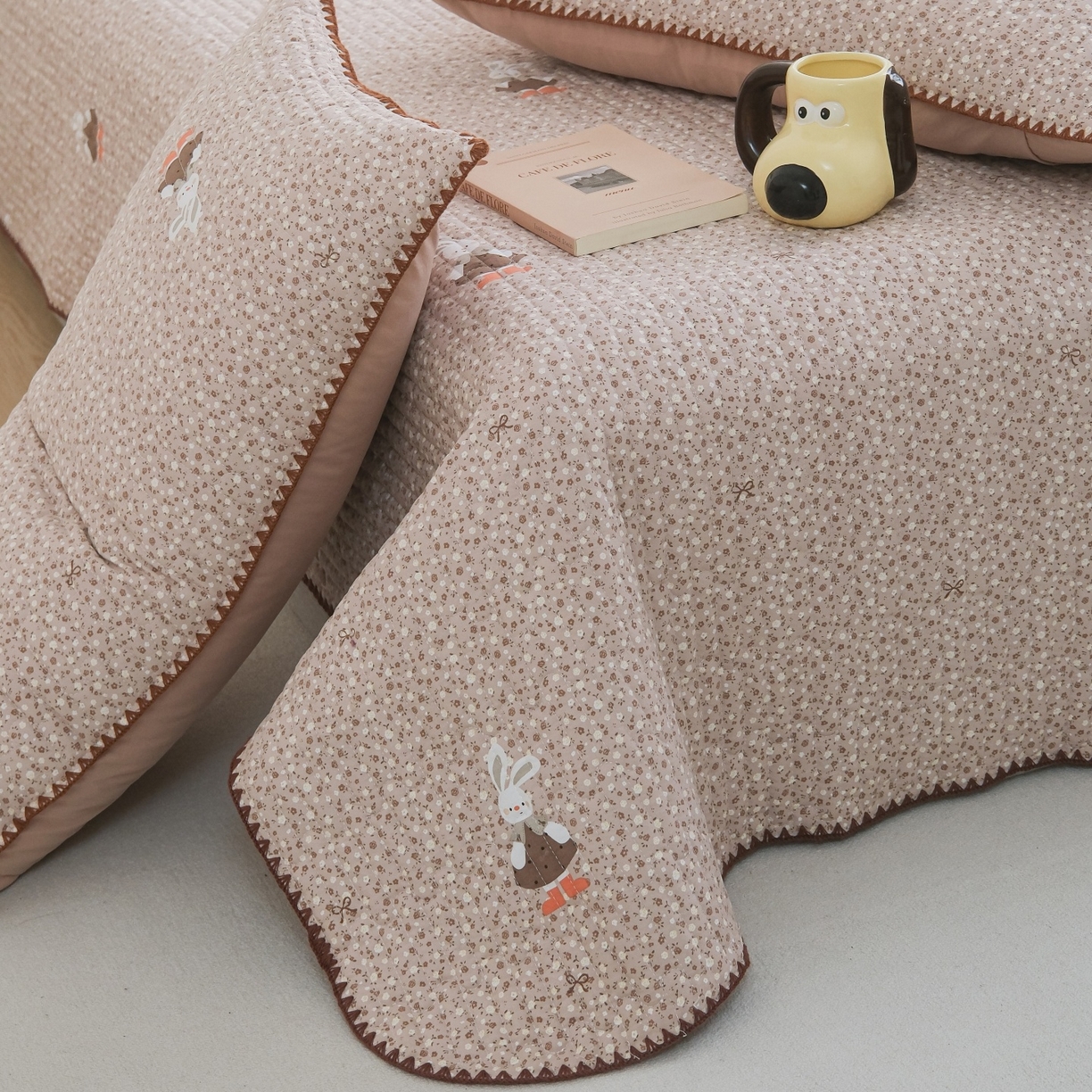 91家纺网 家纺一手货源 找家纺 庭笙 2026新款卡通贝壳针两面可用夹棉床盖床盖四件套 菲菲兔-咖