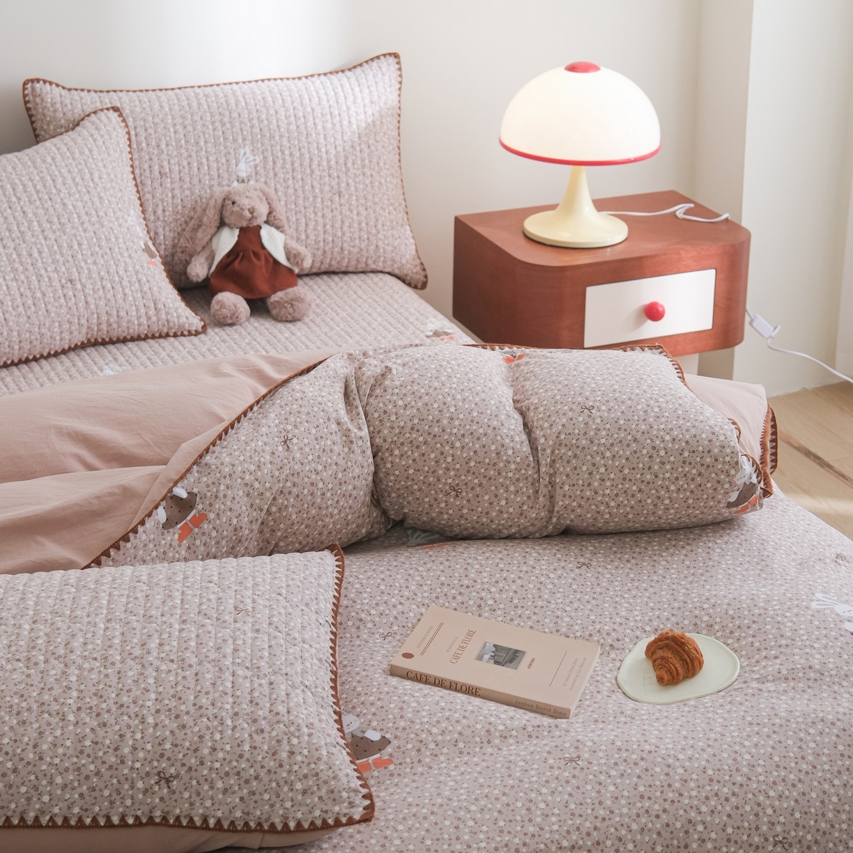 91家纺网 家纺一手货源 找家纺 庭笙 2026新款卡通贝壳针两面可用夹棉床盖床盖四件套 菲菲兔-咖