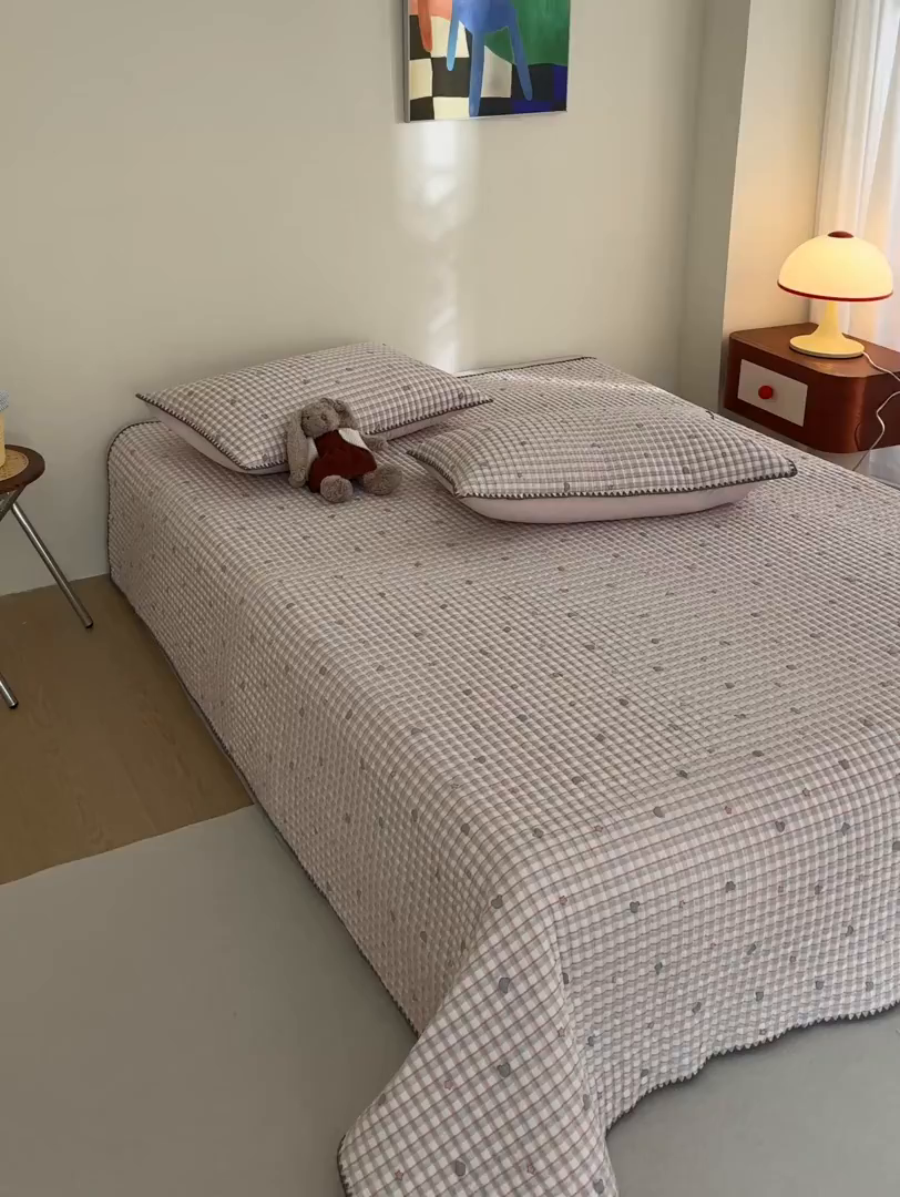 91家纺网 家纺一手货源 找家纺 庭笙 2026新款卡通贝壳针两面可用夹棉床盖床盖四件套 安格熊-粉