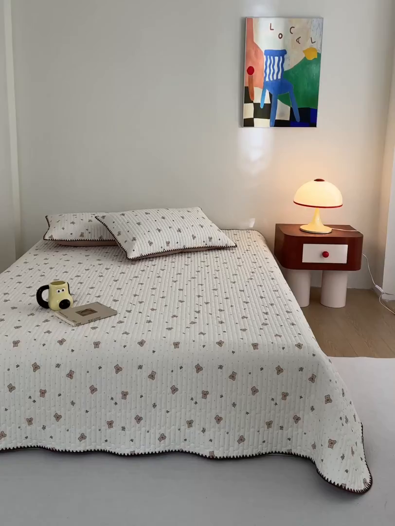 91家纺网 家纺一手货源 找家纺 庭笙 2026新款卡通贝壳针两面可用夹棉床盖床盖四件套 娃娃熊-米