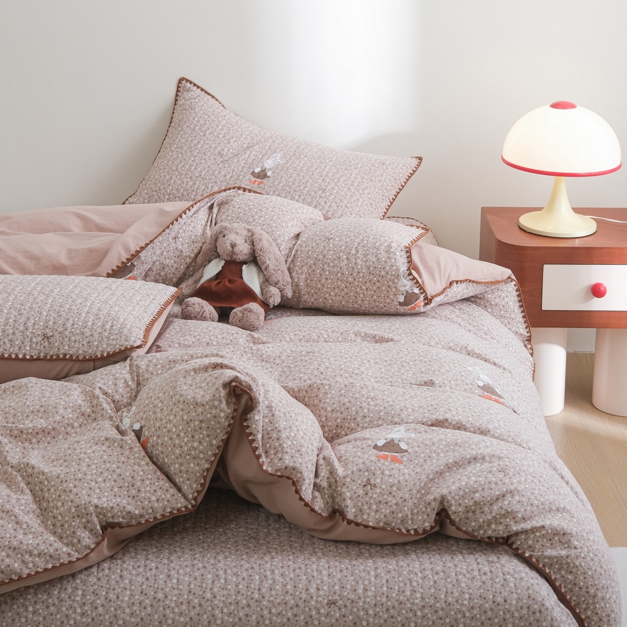 91家纺网 家纺一手货源 找家纺 庭笙 2026新款卡通贝壳针两面可用夹棉床盖床盖四件套 菲菲兔-咖
