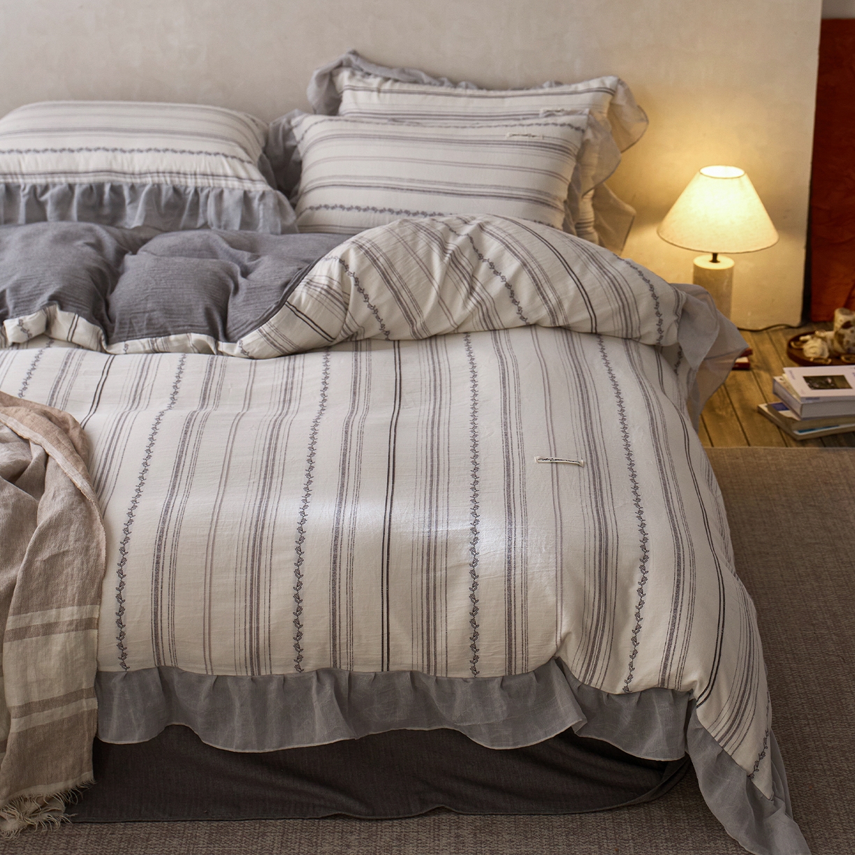 91家纺网 家纺一手货源 找家纺 （总）蓝邻家纺 2026新款全棉60s色织剪花花边四件套系列