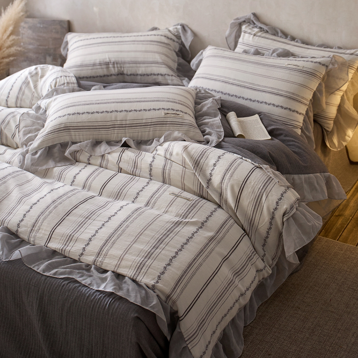 91家纺网 家纺一手货源 找家纺 （总）蓝邻家纺 2026新款全棉60s色织剪花花边四件套系列