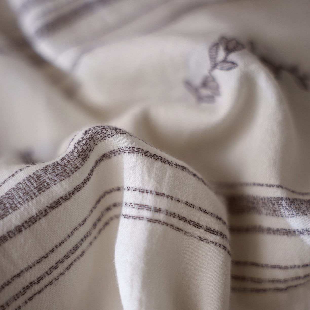 91家纺网 家纺一手货源 找家纺 （总）蓝邻家纺 2026新款全棉60s色织剪花花边四件套系列