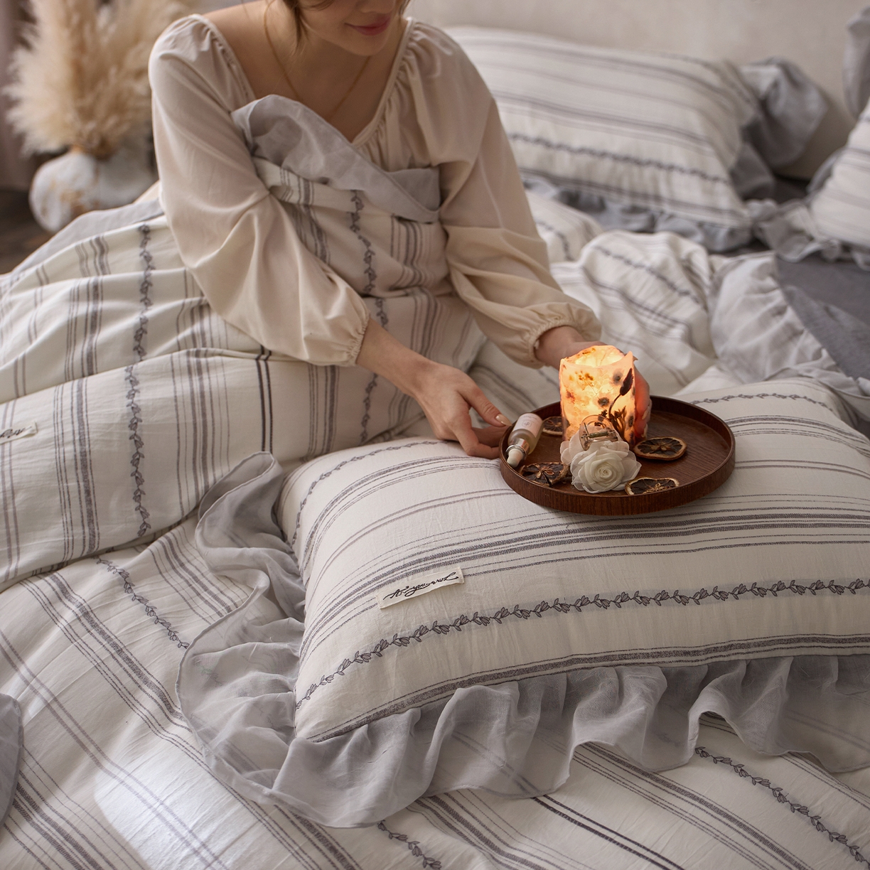 91家纺网 家纺一手货源 找家纺 （总）蓝邻家纺 2026新款全棉60s色织剪花花边四件套系列