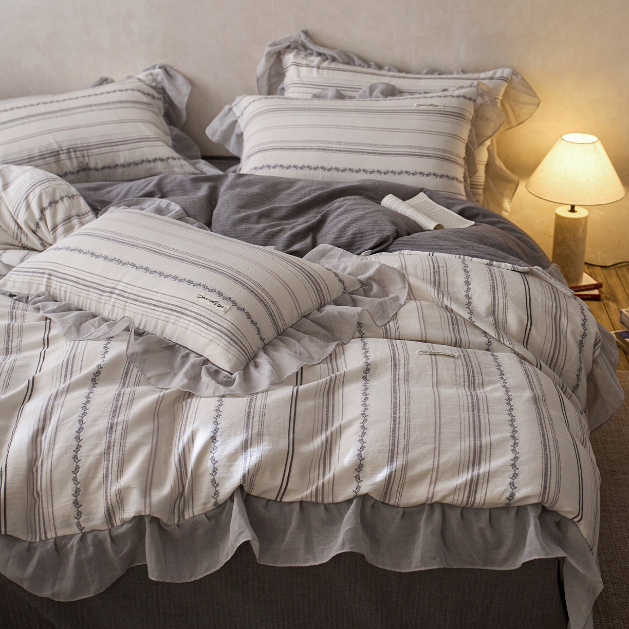 91家纺网 家纺一手货源 找家纺 （总）蓝邻家纺 2026新款全棉60s色织剪花花边四件套系列