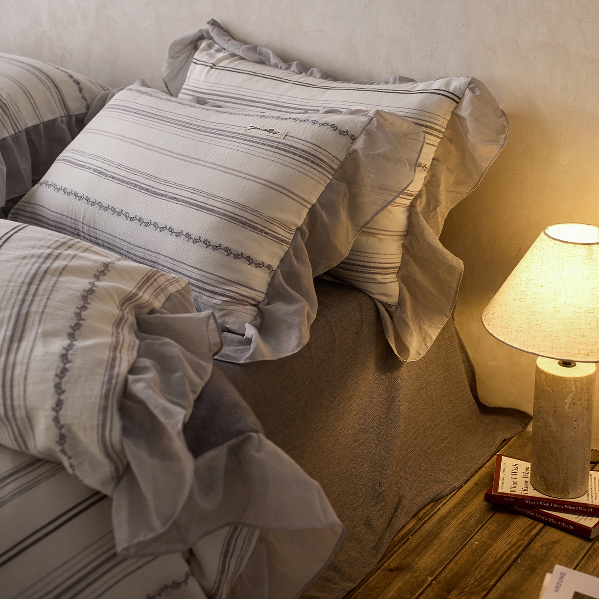 91家纺网 家纺一手货源 找家纺 （总）蓝邻家纺 2026新款全棉60s色织剪花花边四件套系列