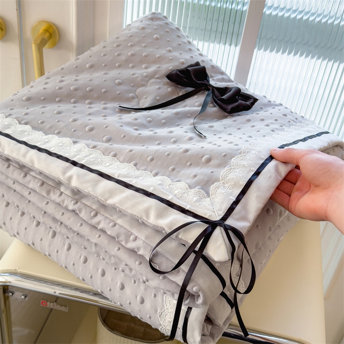91家纺网 家纺一手货源 找家纺 布凡家居 2026新款四层纱按摩豆豆被泡泡夏被子被芯 蝴蝶结-浅灰