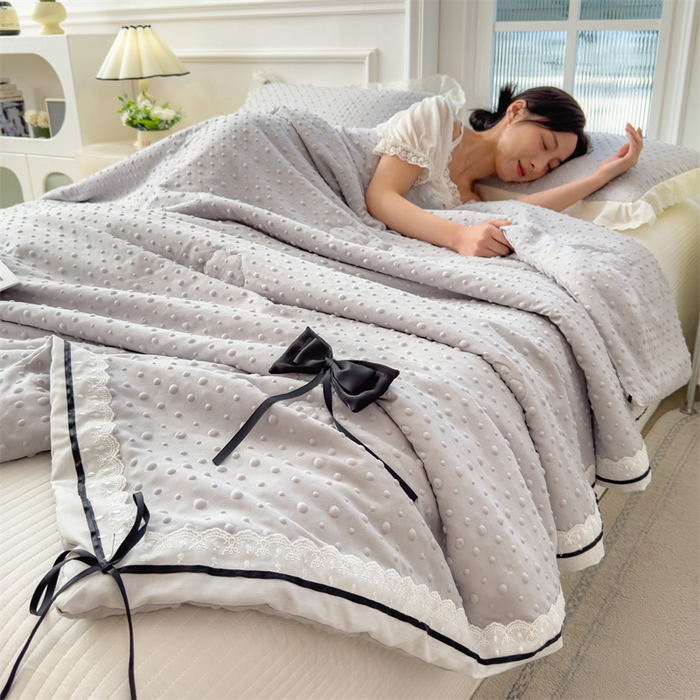 91家纺网 家纺一手货源 找家纺 布凡家居 2026新款四层纱按摩豆豆被泡泡夏被子被芯 蝴蝶结-浅灰