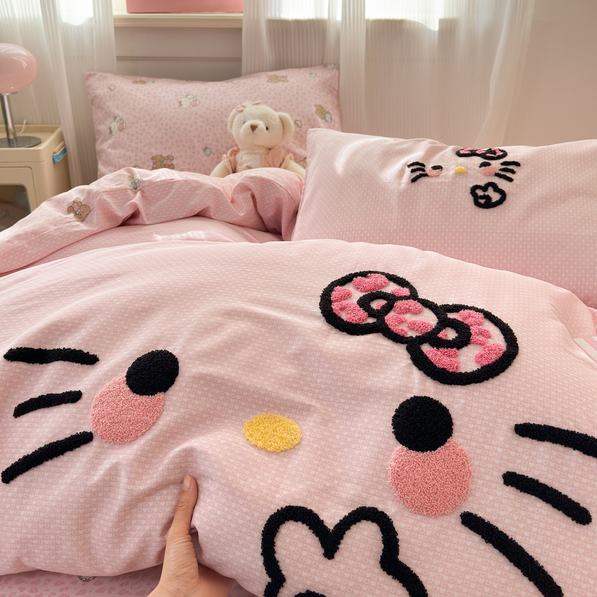 91家纺网 家纺一手货源 找家纺 云锦家居 2026新款13370纯棉毛巾绣呆萌系列四件套第一波 豹纹KT 粉