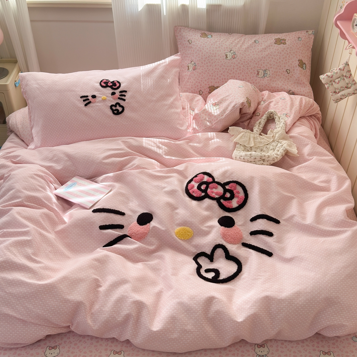 91家纺网 家纺一手货源 找家纺 云锦家居 2026新款13370纯棉毛巾绣呆萌系列四件套第一波 豹纹KT 粉