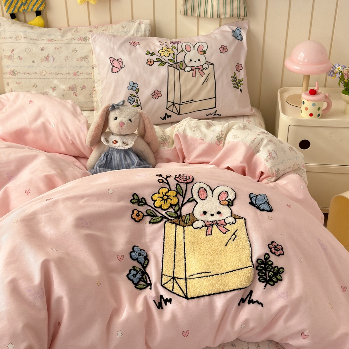 91家纺网 家纺一手货源 找家纺 云锦家居 2026新款13370纯棉毛巾绣呆萌系列四件套第一波 小兔花园