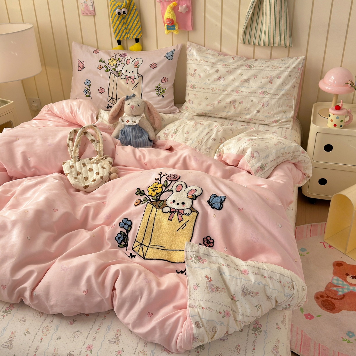 91家纺网 家纺一手货源 找家纺 云锦家居 2026新款13370纯棉毛巾绣呆萌系列四件套第一波 小兔花园