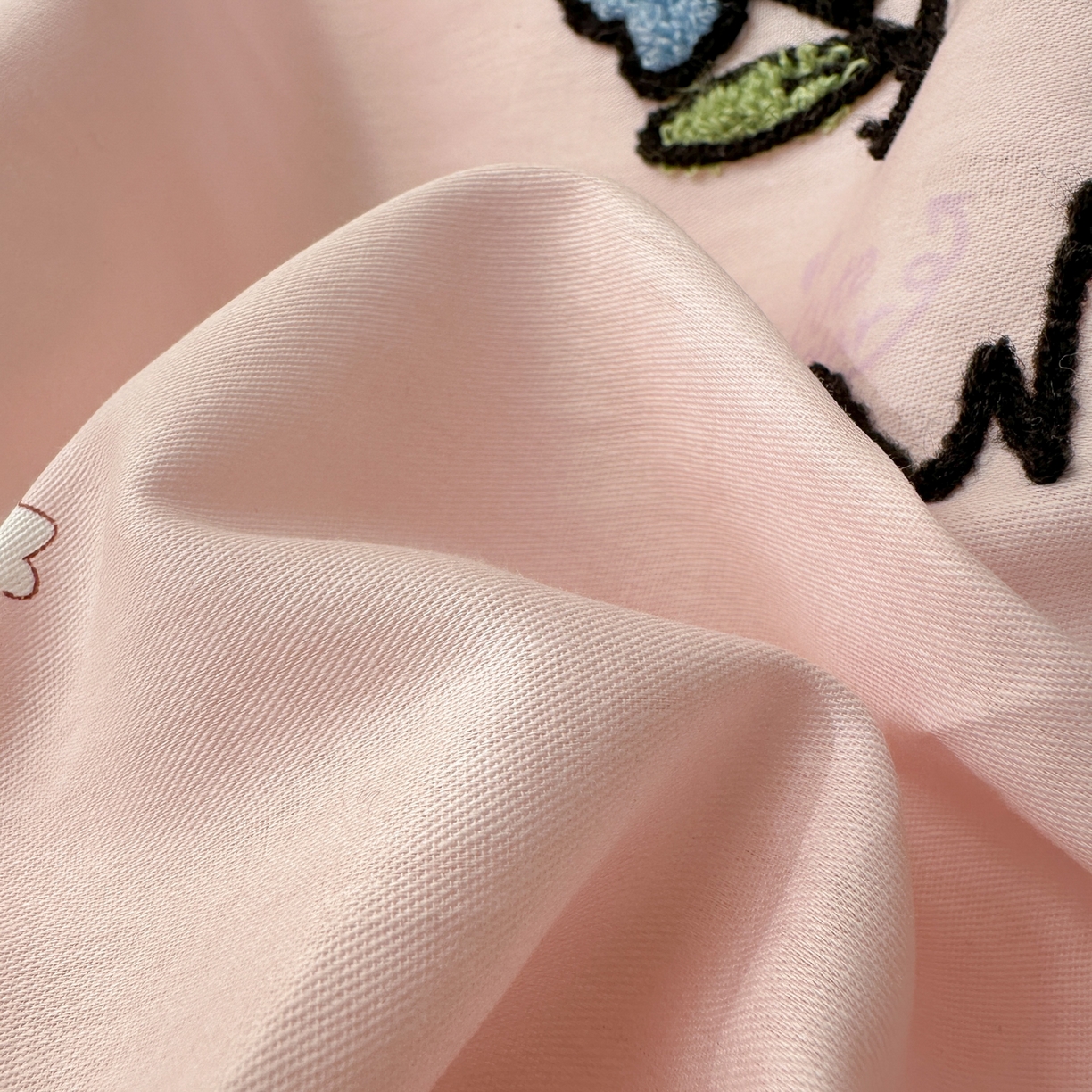 91家纺网 家纺一手货源 找家纺 云锦家居 2026新款13370纯棉毛巾绣呆萌系列四件套第一波 小兔花园