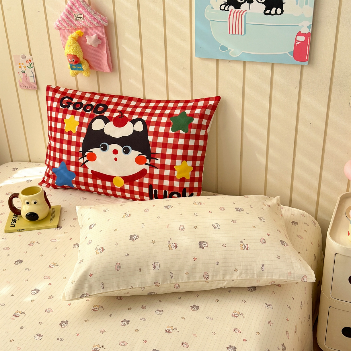 91家纺网 家纺一手货源 找家纺 云锦家居 2026新款13370纯棉毛巾绣呆萌系列四件套第一波 彩色小猫