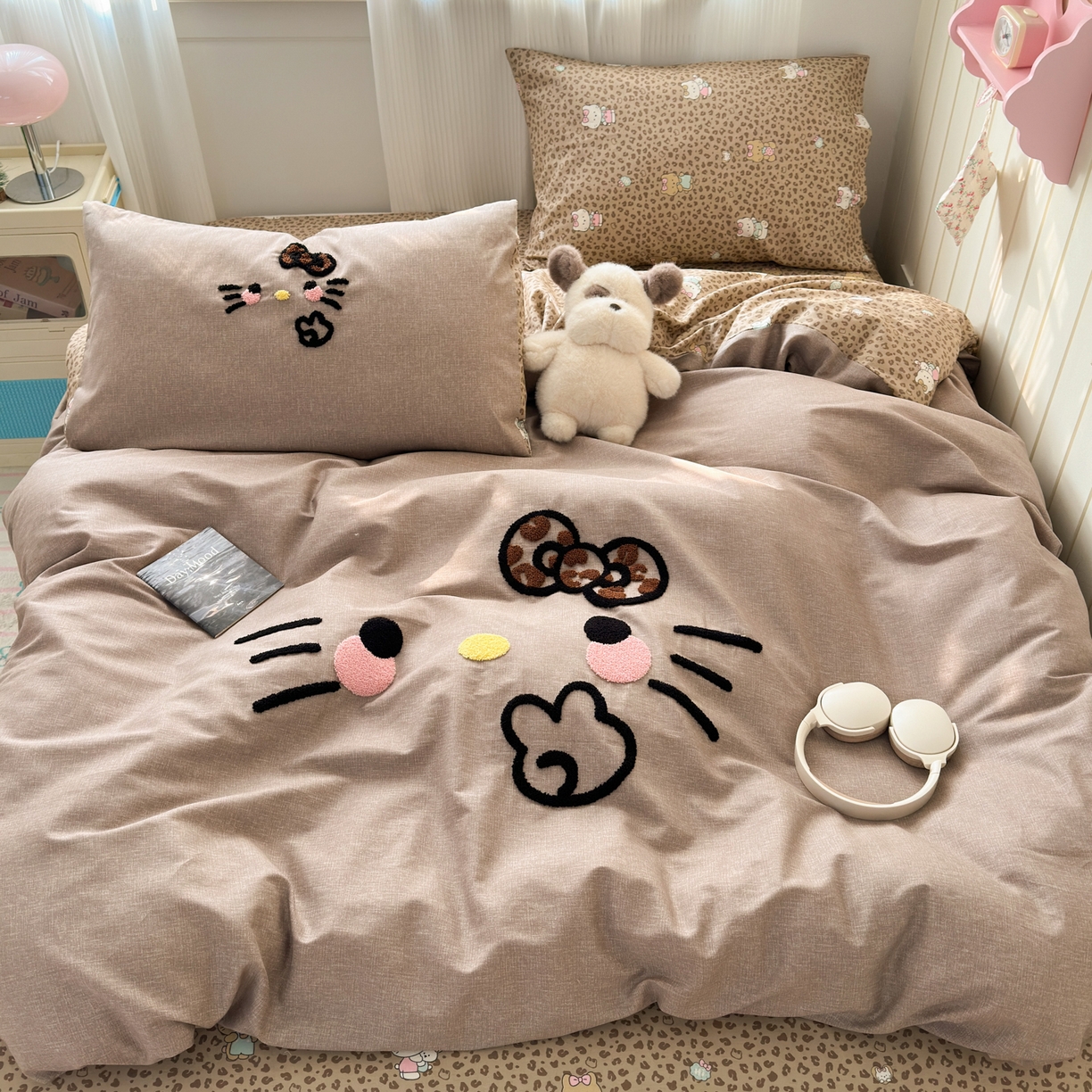 91家纺网 家纺一手货源 找家纺 云锦家居 2026新款13370纯棉毛巾绣呆萌系列四件套第一波 豹纹KT 咖