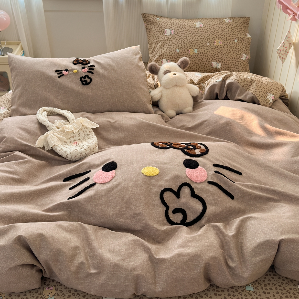 91家纺网 家纺一手货源 找家纺 云锦家居 2026新款13370纯棉毛巾绣呆萌系列四件套第一波 豹纹KT 咖