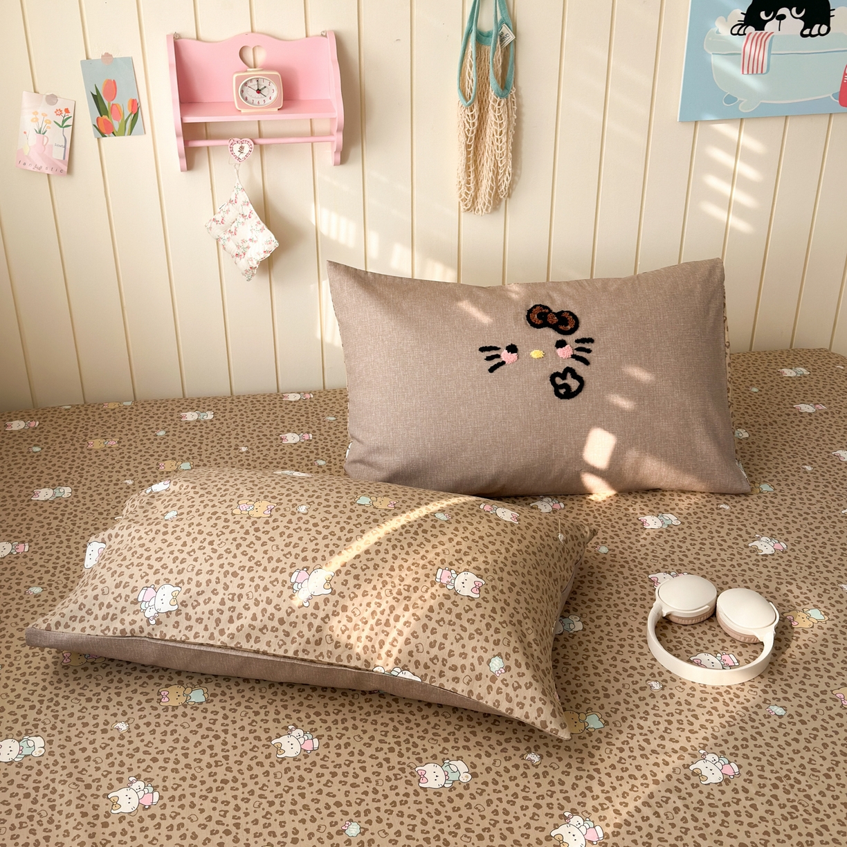 91家纺网 家纺一手货源 找家纺 云锦家居 2026新款13370纯棉毛巾绣呆萌系列四件套第一波 豹纹KT 咖