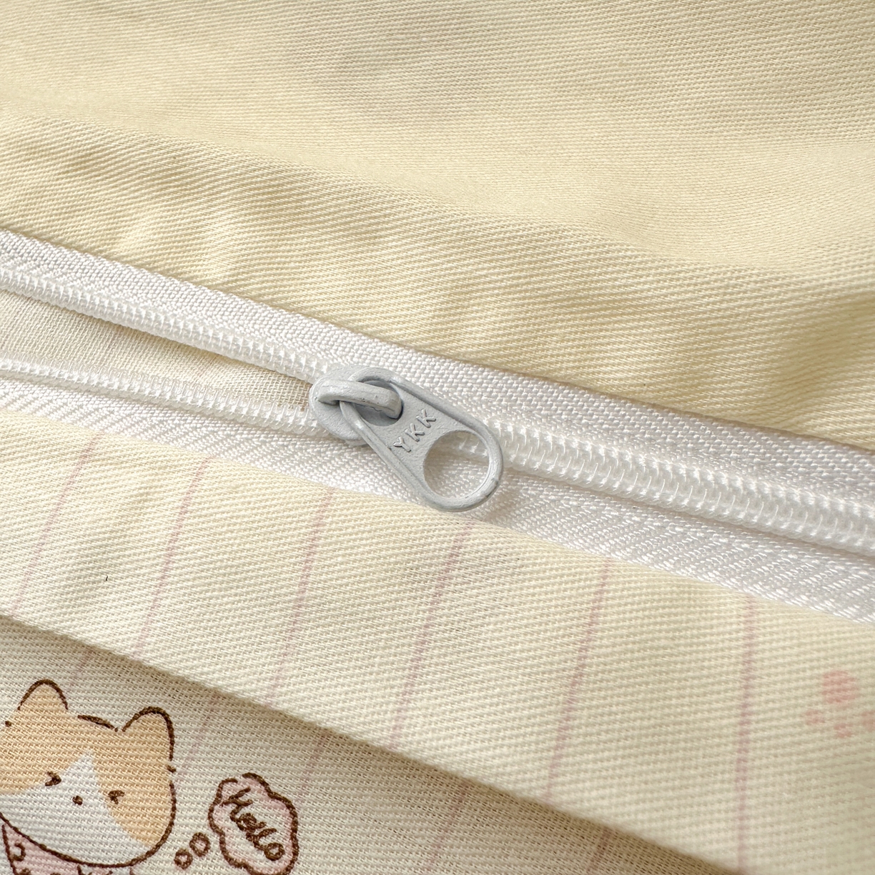 91家纺网 家纺一手货源 找家纺 云锦家居 2026新款13370纯棉毛巾绣呆萌系列四件套第一波 彩色小猫