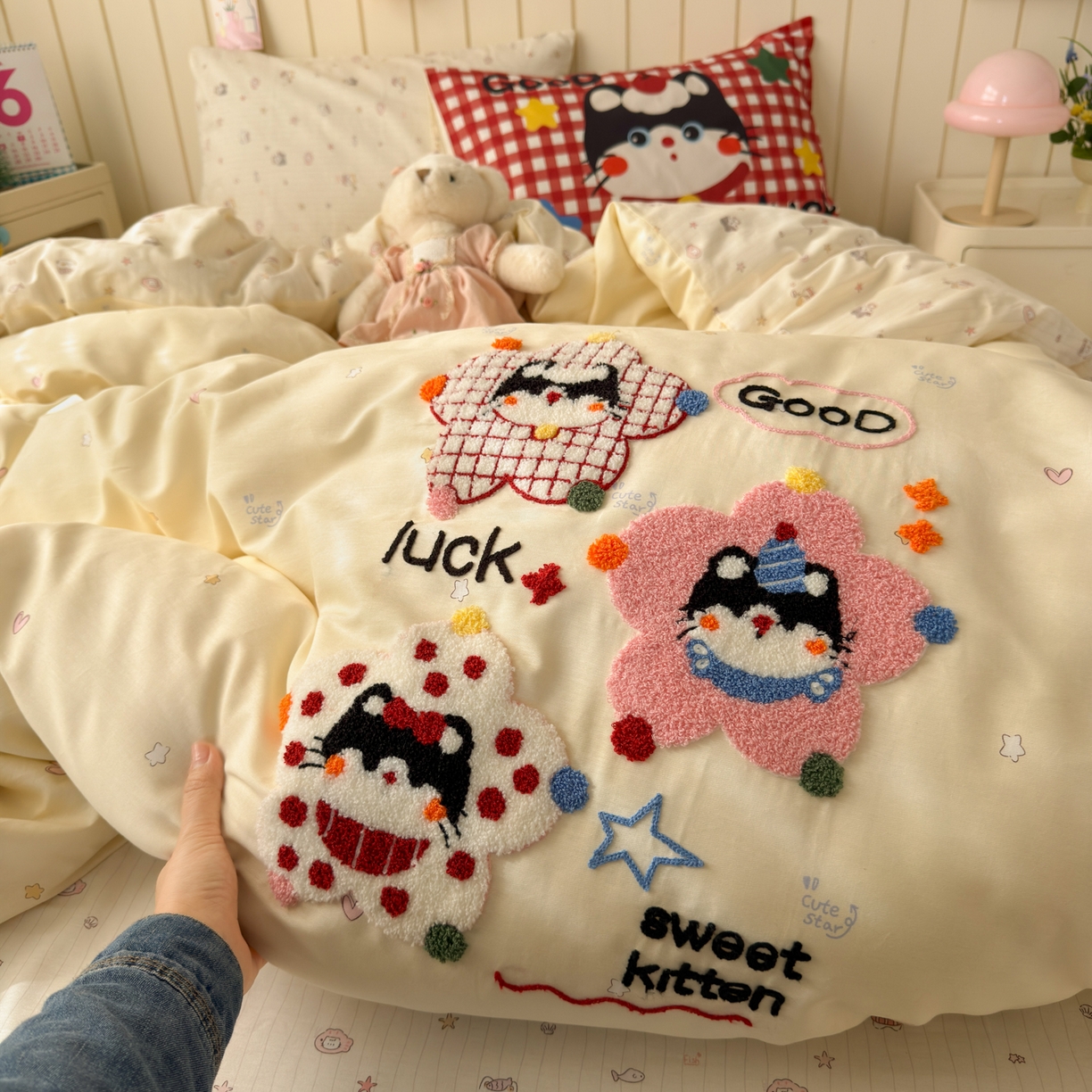 91家纺网 家纺一手货源 找家纺 云锦家居 2026新款13370纯棉毛巾绣呆萌系列四件套第一波 彩色小猫