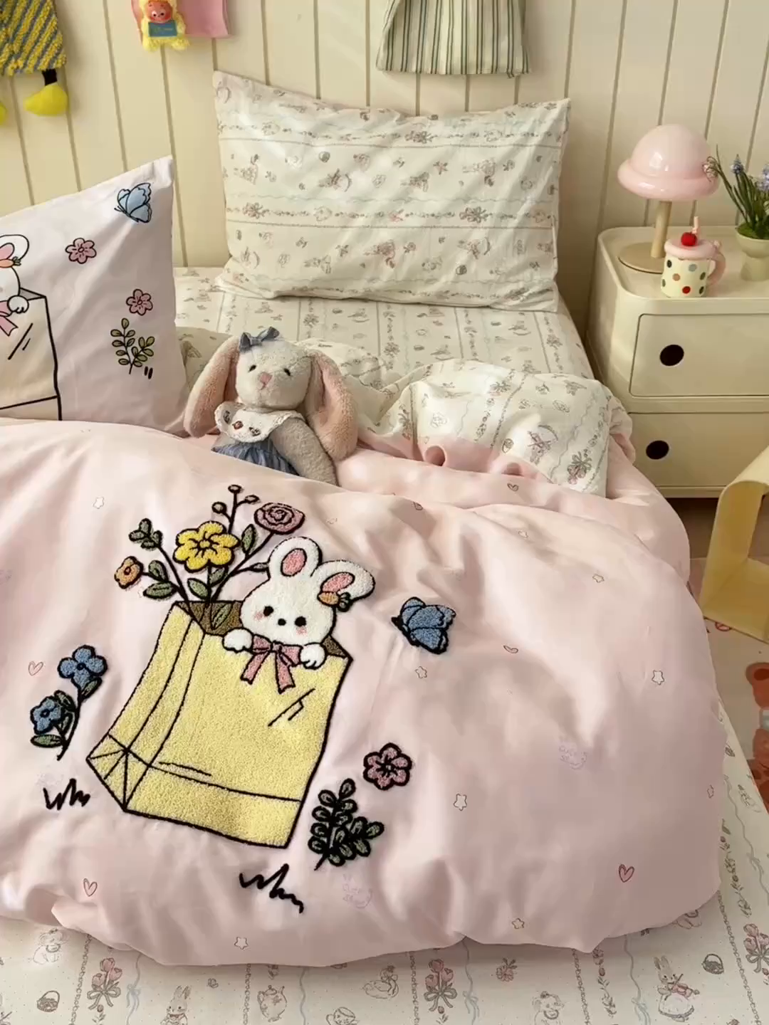 91家纺网 家纺一手货源 找家纺 云锦家居 2026新款13370纯棉毛巾绣呆萌系列四件套第一波 小兔花园