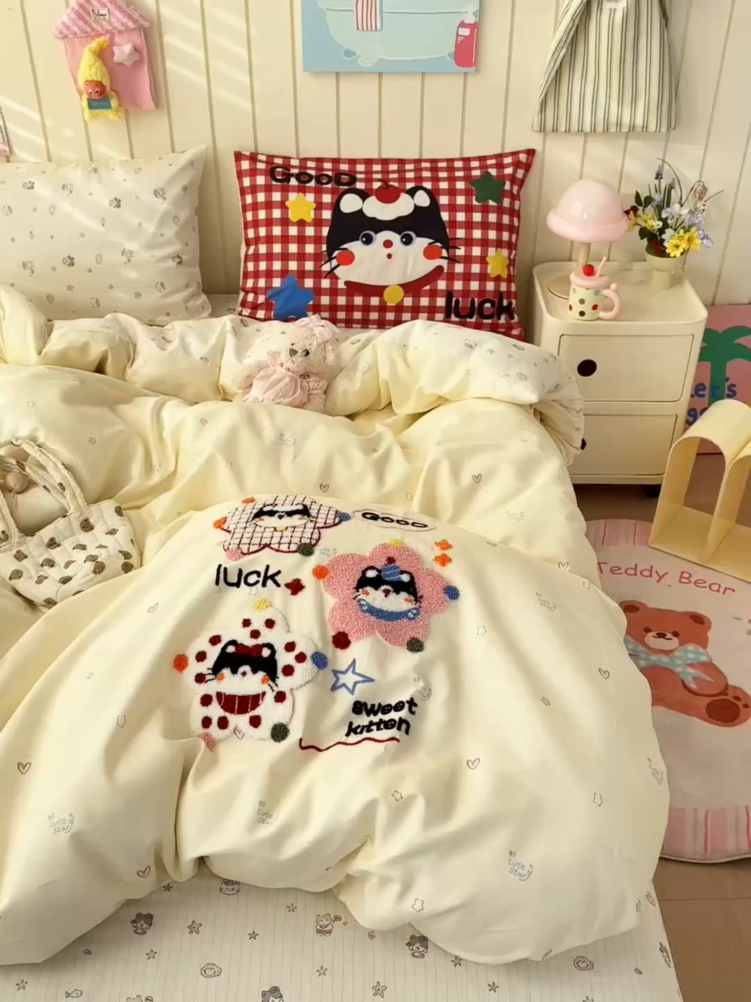 91家纺网 家纺一手货源 找家纺 云锦家居 2026新款13370纯棉毛巾绣呆萌系列四件套第一波 彩色小猫