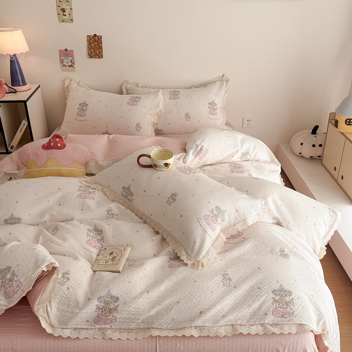 91家纺网 家纺一手货源 找家纺 吾欢心 2026春夏新款韩版纯棉花边泡芙双层纱四件套 旋转木马