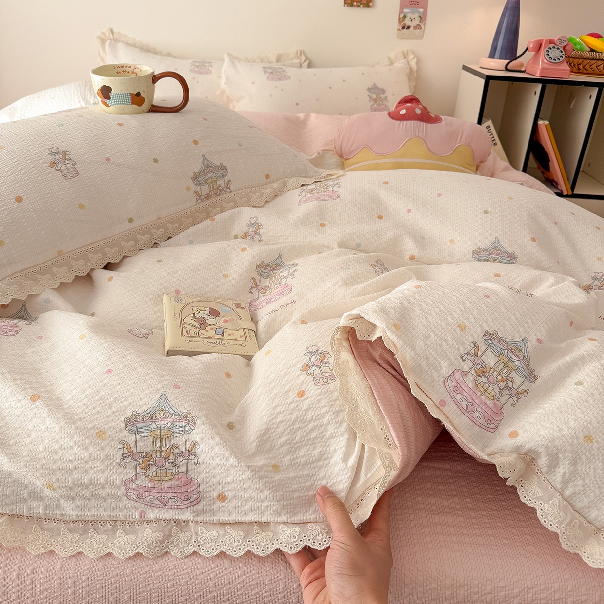 91家纺网 家纺一手货源 找家纺 吾欢心 2026春夏新款韩版纯棉花边泡芙双层纱四件套 旋转木马