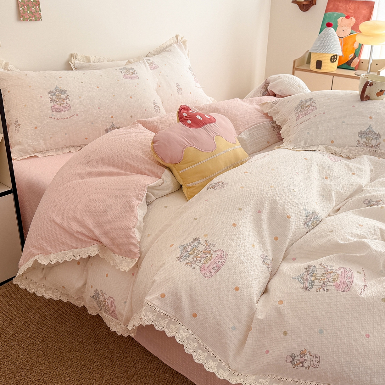 91家纺网 家纺一手货源 找家纺 吾欢心 2026春夏新款韩版纯棉花边泡芙双层纱四件套 旋转木马