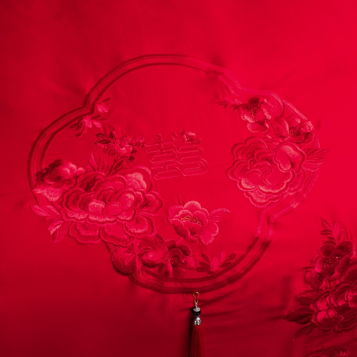 91家纺网 家纺一手货源 找家纺 慕她家纺 2026慕她大花工艺款全棉纯棉婚庆四件套大红色刺绣结婚床上用品 美丽红妆