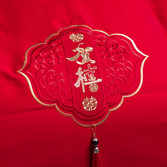 91家纺网 家纺一手货源 找家纺 慕她家纺 2026慕她大花工艺款全棉纯棉婚庆四件套大红色刺绣结婚床上用品 恩爱情深