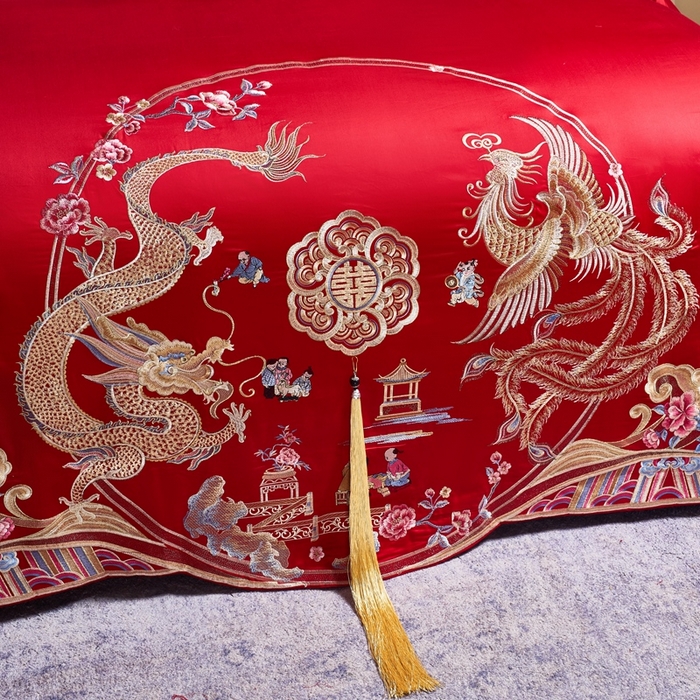 91家纺网 家纺一手货源 找家纺 慕她家纺 2026慕她大花工艺款全棉纯棉婚庆四件套大红色刺绣结婚床上用品 龙凤送子