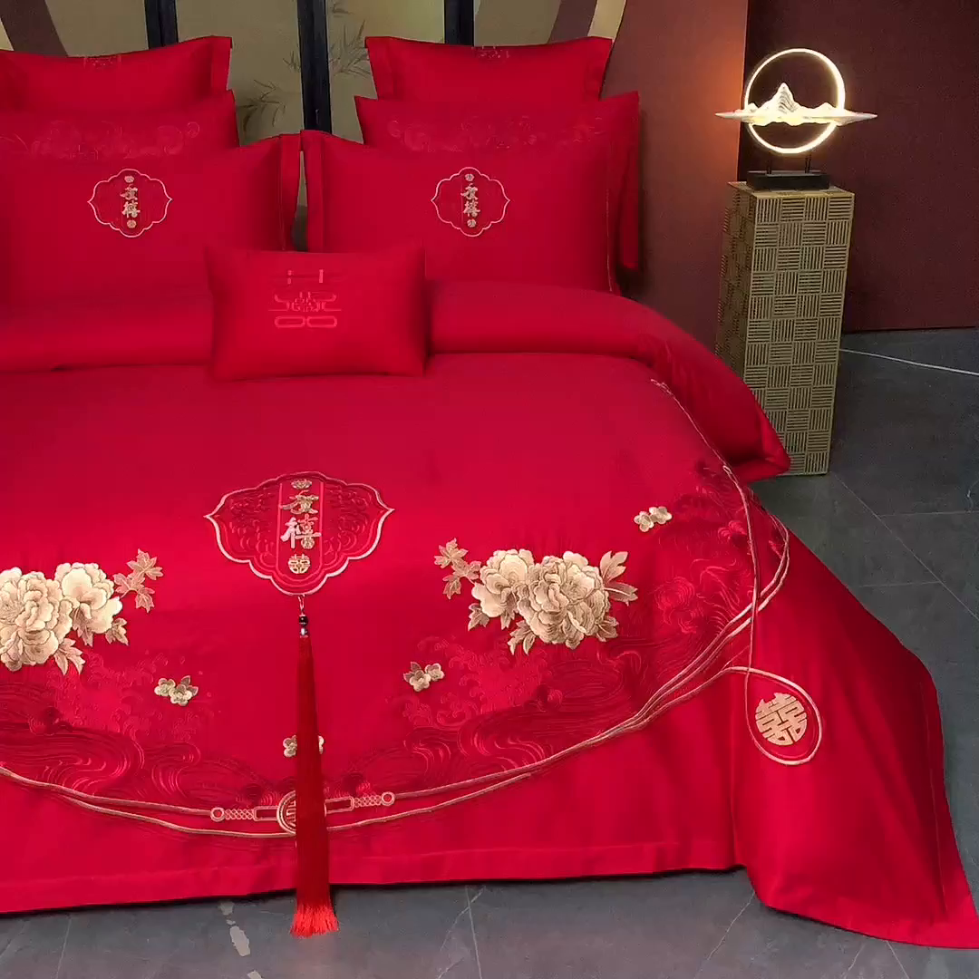 91家纺网 家纺一手货源 找家纺 慕她家纺 2026慕她大花工艺款全棉纯棉婚庆四件套大红色刺绣结婚床上用品 恩爱情深