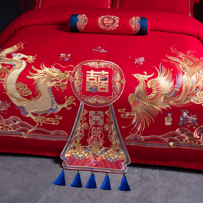 91家纺网 家纺一手货源 找家纺 慕她家纺 2026慕她大花工艺款全棉纯棉婚庆四件套大红色刺绣结婚床上用品 执手龙凤