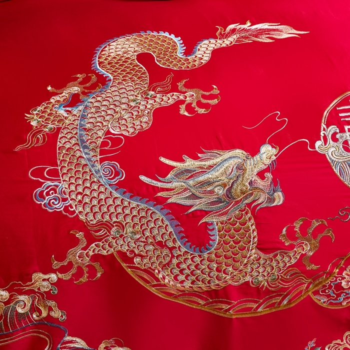 91家纺网 家纺一手货源 找家纺 慕她家纺 2026慕她大花工艺款全棉纯棉婚庆四件套大红色刺绣结婚床上用品 龙凤祥和