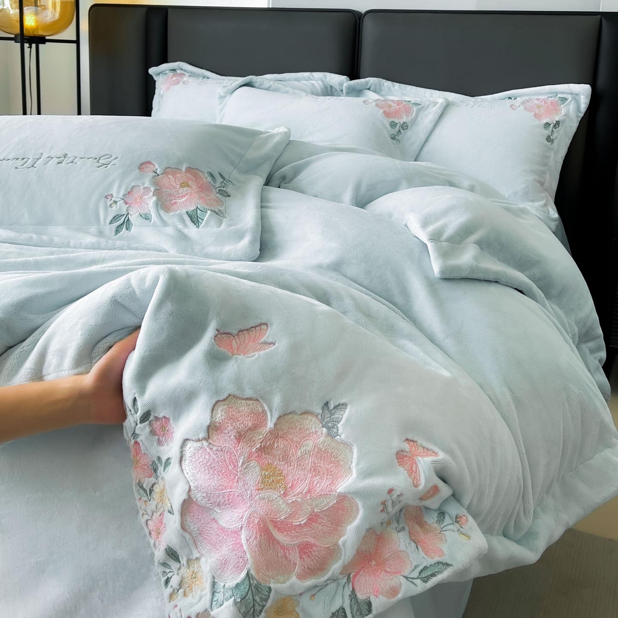 91家纺网 家纺一手货源 找家纺 （总）润锦云 2026新款牛奶绒刺绣四件套-花之韵