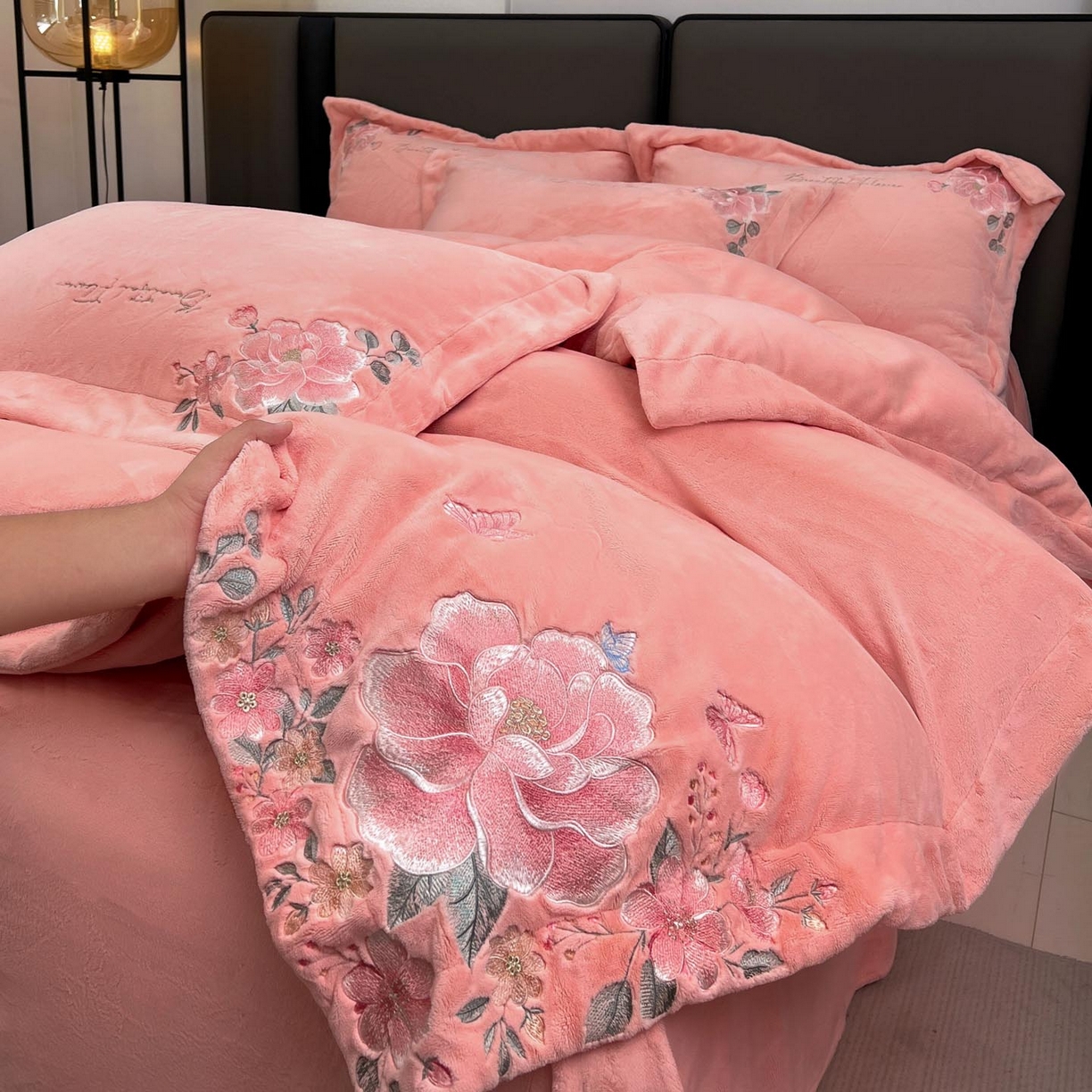 91家纺网 家纺一手货源 找家纺 （总）润锦云 2026新款牛奶绒刺绣四件套-花之韵